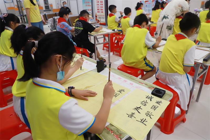2021年7月10日，鄂州市科協(xié)組織蓮花小學(xué)學(xué)生在鄂州市科技館開展社會(huì)主義核心價(jià)值觀系列活動(dòng)，圖為開展的遨游翰墨筑夢(mèng)華夏書法活動(dòng)，學(xué)生認(rèn)真寫字中.jpg
