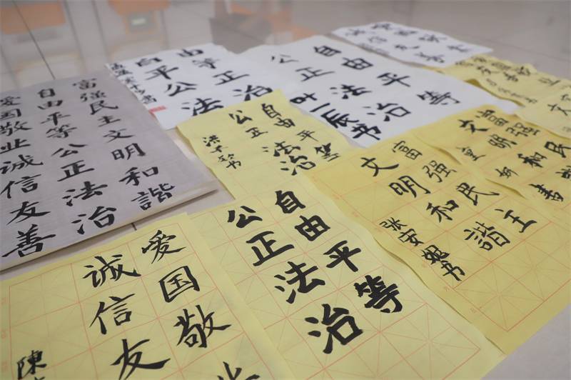 2021年7月10日，鄂州市科協(xié)組織蓮花小學(xué)學(xué)生在鄂州市科技館開展社會(huì)主義核心價(jià)值觀系列活動(dòng)，圖為開展的遨游翰墨筑夢(mèng)華夏書法活動(dòng)，學(xué)生作品.jpg