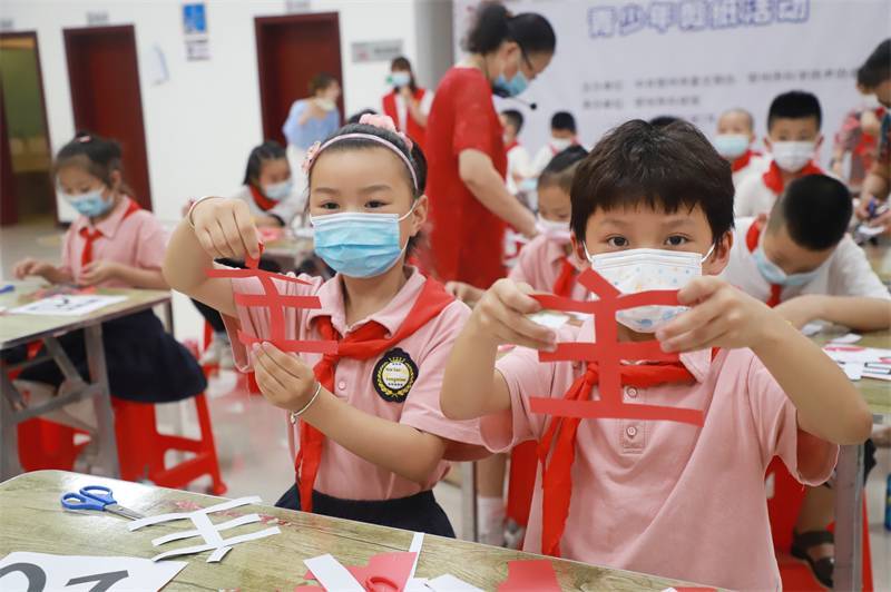 2021年7月10日，鄂州市科協(xié)組織落駕坪小學(xué)學(xué)生在鄂州市科技館開展社會主義核心價(jià)值觀系列活動，圖為開展的紅色剪影圓夢中華剪紙活動，同學(xué)們展示自己的半成品.jpg