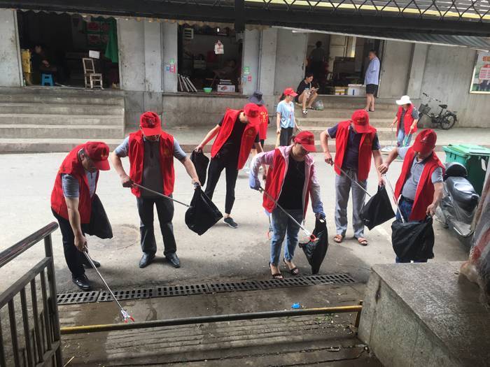 圖為6月28日，市科協(xié)副主席陳少斌（右一）帶領科普志愿者在考棚社區(qū)十字街路開展衛(wèi)生大掃除。.JPG