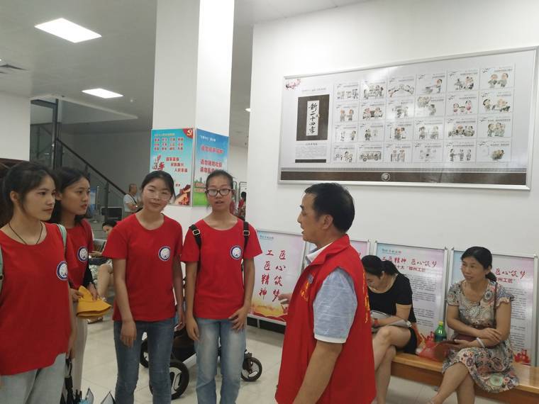 2019年7月28日，市科技館組織武昌理工學(xué)院知行書苑支教隊(duì)20名志愿者參觀科技館，并開展社會(huì)主義核心價(jià)值觀教育實(shí)踐活動(dòng)。圖為市科技館志愿者對(duì)參觀人員宣傳社會(huì)主義核心價(jià)值觀.jpg
