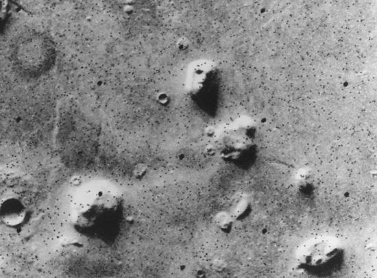 火星上的臉 圖片來源：Viking 1， NASA - Viking 1 Orbiter， image F035A72 （Viking CD-ROM Volume 10）